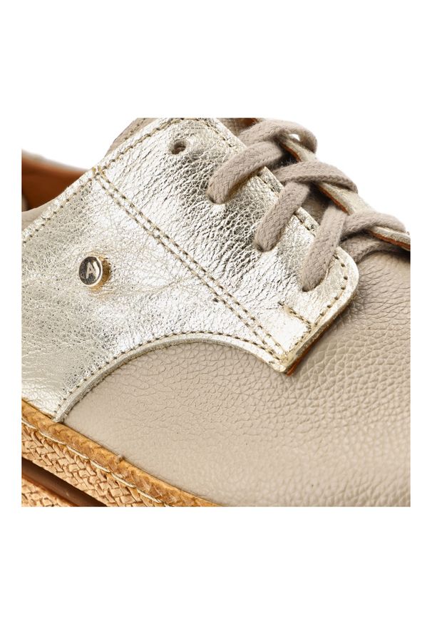 Półbuty damskie Armodo, cholewka ze skóry naturalnej gładkiej z metaliczną wstawką klasyczne sznurowanie zaokrąglony nosek gruba warstwowa podeszwa w. Zapięcie: sznurówki. Kolor: złoty. Materiał: skóra. Szerokość cholewki: normalna. Wzór: gładki. Styl: klasyczny