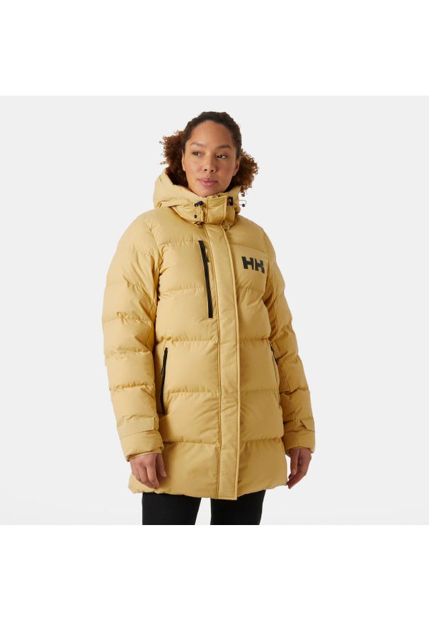 Damska długa kurtka z kapturem Helly Hansen Adore. Typ kołnierza: kaptur. Kolor: żółty, beżowy, wielokolorowy. Długość: długie. Sezon: zima. Styl: elegancki