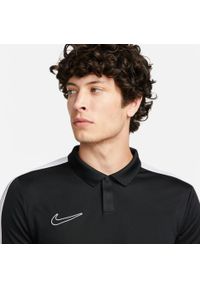 Koszulka sportowa męska Nike Drifit Academy. Typ kołnierza: polo. Kolor: biały, czarny, wielokolorowy. Materiał: poliester