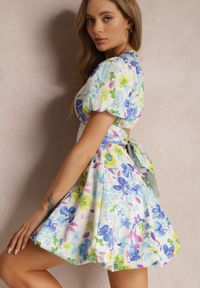 Renee - Biało-Niebieska Sukienka Amarhoreia. Typ kołnierza: dekolt kwadratowy. Kolor: biały. Materiał: tkanina. Wzór: kwiaty, kolorowy. Długość: mini