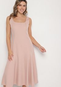 Born2be - Różowa Klasyczna Sukienka o Rozkloszowanym Kroju Delure. Okazja: na imprezę. Typ kołnierza: dekolt kwadratowy. Kolor: różowy. Wzór: aplikacja. Styl: klasyczny #2