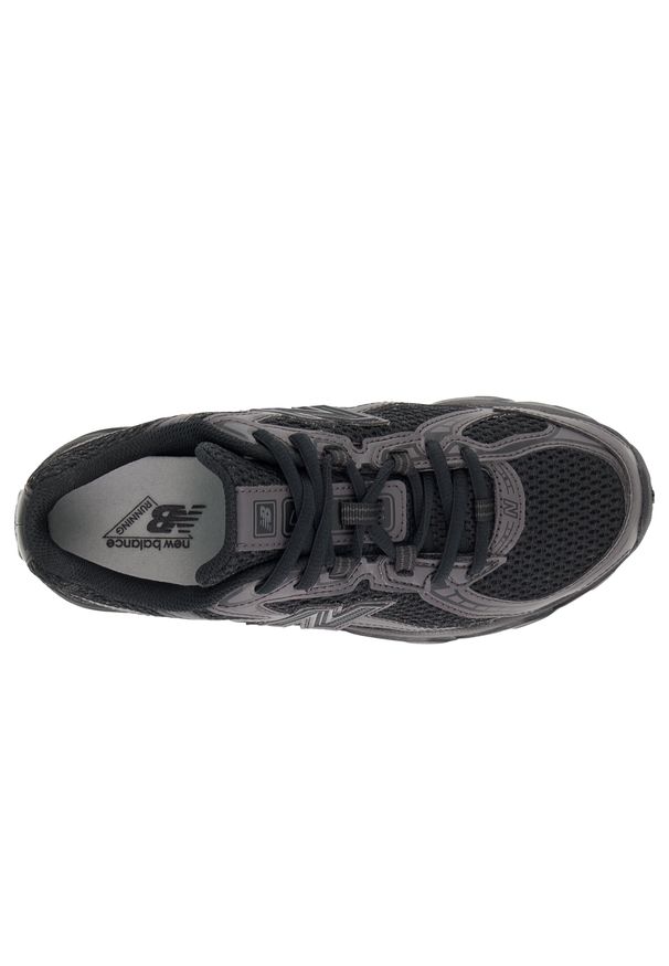 Buty dziecięce New Balance GR740BO – czarne. Kolor: czarny. Materiał: syntetyk, materiał. Szerokość cholewki: normalna. Sezon: lato. Sport: turystyka piesza