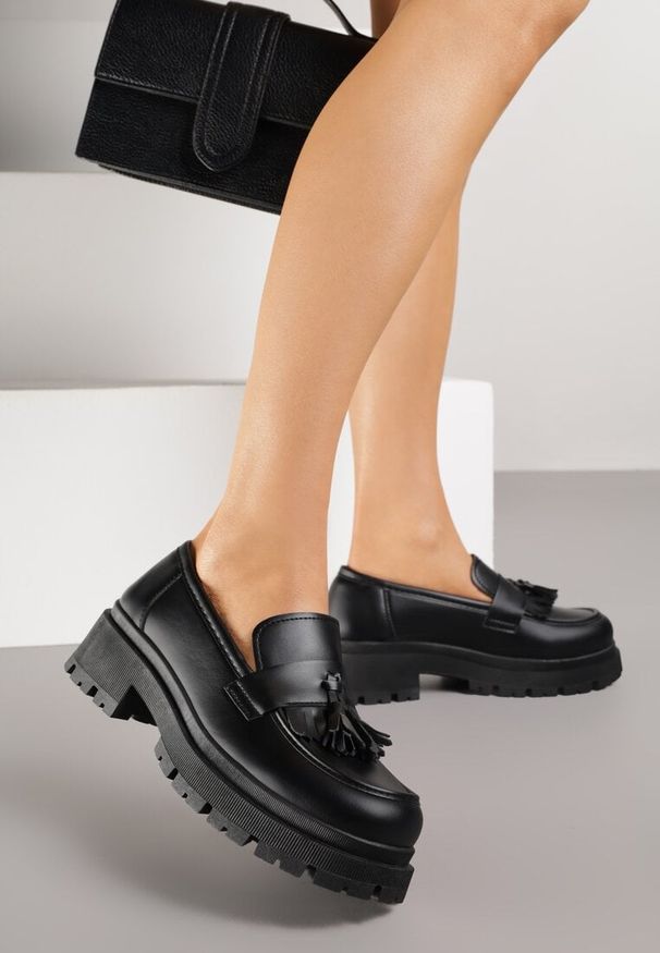 Born2be - Czarne Mokasyny na Grubej Podeszwie z Frędzlami Sewolia. Kolor: czarny. Materiał: jeans