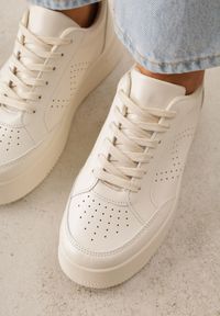 Renee - Beżowe Sneakersy z Perforacją na Platformie Treresa. Kolor: beżowy. Obcas: na platformie #7