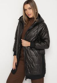 Born2be - Czarna Pikowana Kurtka Przejściowa z Kapturem i Ściągaczami Fesarena. Okazja: na co dzień. Typ kołnierza: kaptur. Kolor: czarny. Materiał: dzianina, jeans. Styl: casual, sportowy #3