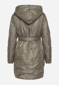 Born2be - Zielona Kurtka z Pikowanymi Przeszyciami Kapturem i Wiązanym Paskiem Erlexie. Okazja: na spotkanie biznesowe, na co dzień, do pracy, na spacer. Kolor: zielony. Materiał: dzianina, jeans. Styl: biznesowy, klasyczny, casual #4