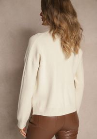 Renee - Jasnobeżowy Gładki Golf Casual Raliana. Okazja: na co dzień. Typ kołnierza: golf. Kolor: beżowy. Materiał: skóra, jeans. Długość rękawa: długi rękaw. Długość: długie. Wzór: gładki. Styl: casual #3
