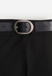 Renee - Czarne Spodnie Garniturowe na Kant VICES Zdobione Zapięciem z Klamrą Azisore. Okazja: na imprezę. Kolor: czarny. Materiał: jedwab, skóra. Wzór: aplikacja #3