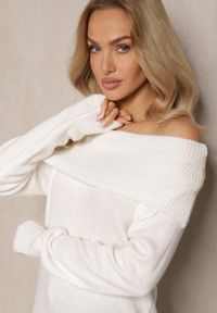 Renee - Jasnobeżowy Sweter z Dekoltem Opuszczonym na Ramiona Parila. Okazja: na co dzień. Kolor: beżowy. Długość rękawa: długi rękaw. Długość: długie. Styl: casual #5