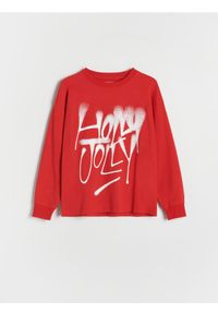 Reserved - Świąteczny longsleeve z nadrukiem - czerwony. Kolor: czerwony. Materiał: dzianina, bawełna. Długość rękawa: długi rękaw. Wzór: nadruk. Styl: wizytowy #1