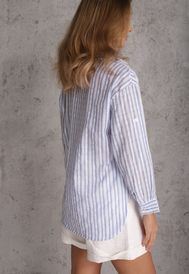 Renee - Jasnoniebieska Koszula Oversize z Bawełny w Paski z Podwijanymi Rękawami Mesevis. Kolor: niebieski. Materiał: bawełna. Wzór: paski. Styl: elegancki