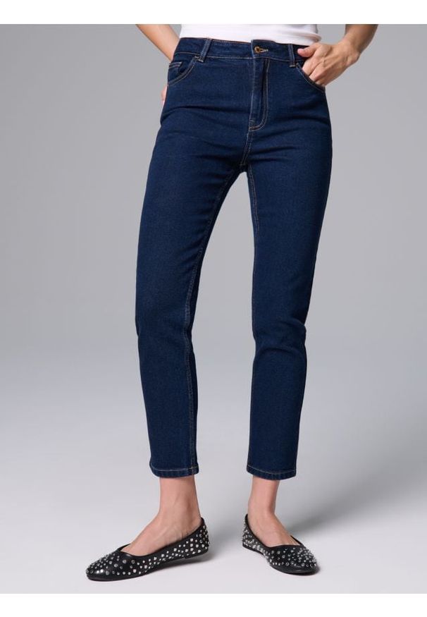 Sinsay - Spodnie jeansowe mom comfort fit - niebieski. Kolor: niebieski