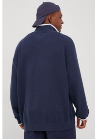 Tommy Jeans sweter bawełniany DM0DM13046C87.PPYY męski kolor granatowy ciepły z półgolfem. Kolor: niebieski. Materiał: bawełna. Długość rękawa: długi rękaw. Długość: krótkie. Wzór: aplikacja #2