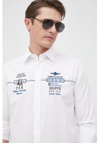 Aeronautica Militare koszula męska kolor biały slim z kołnierzykiem klasycznym. Typ kołnierza: kołnierzyk klasyczny. Kolor: biały. Materiał: tkanina. Wzór: aplikacja. Styl: klasyczny