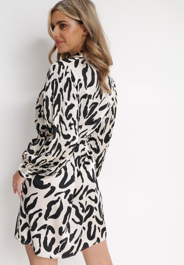 Born2be - Beżowa Sukienka Mini z Plisowanymi Rękawami i Materiałowym Paskiem Sevan. Kolor: beżowy. Materiał: materiał. Wzór: nadruk, motyw zwierzęcy. Sezon: wiosna, lato. Długość: mini