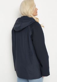 Born2be - Granatowa Kurtka Wiatrówka z Odpinanym Kapturem i Ściągaczami Arseli. Okazja: na spacer, na co dzień. Kolekcja: plus size. Kolor: niebieski. Materiał: jeans, poliester. Długość rękawa: długi rękaw. Długość: długie. Styl: casual, elegancki #7