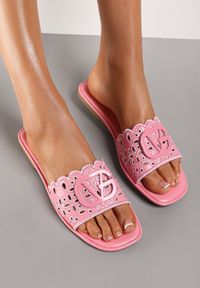 Renee - Różowe Klapki Wippey. Nosek buta: otwarty. Kolor: różowy. Wzór: ażurowy, jednolity, aplikacja. Styl: elegancki