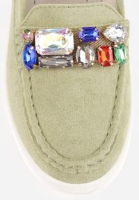 Renee - Zielone Mokasyny na Niskiej Platformie z Obszytym Przodem i Kryształkami Keelana. Okazja: do pracy, na co dzień, na spotkanie biznesowe. Kolor: zielony. Materiał: jeans. Wzór: aplikacja. Obcas: na platformie. Styl: elegancki, biznesowy, casual #2