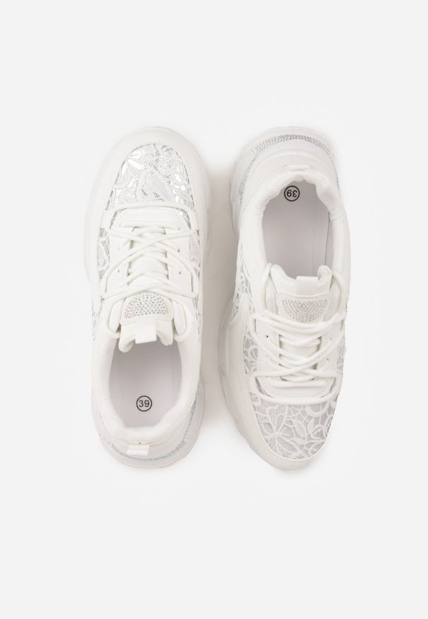 Born2be - Białe Sneakersy na Grubej Podeszwie z Koronkowymi Wstawkami i Cyrkoniami Sephialle. Okazja: na spacer, na co dzień. Kolor: biały. Materiał: koronka. Wzór: haft. Sport: turystyka piesza