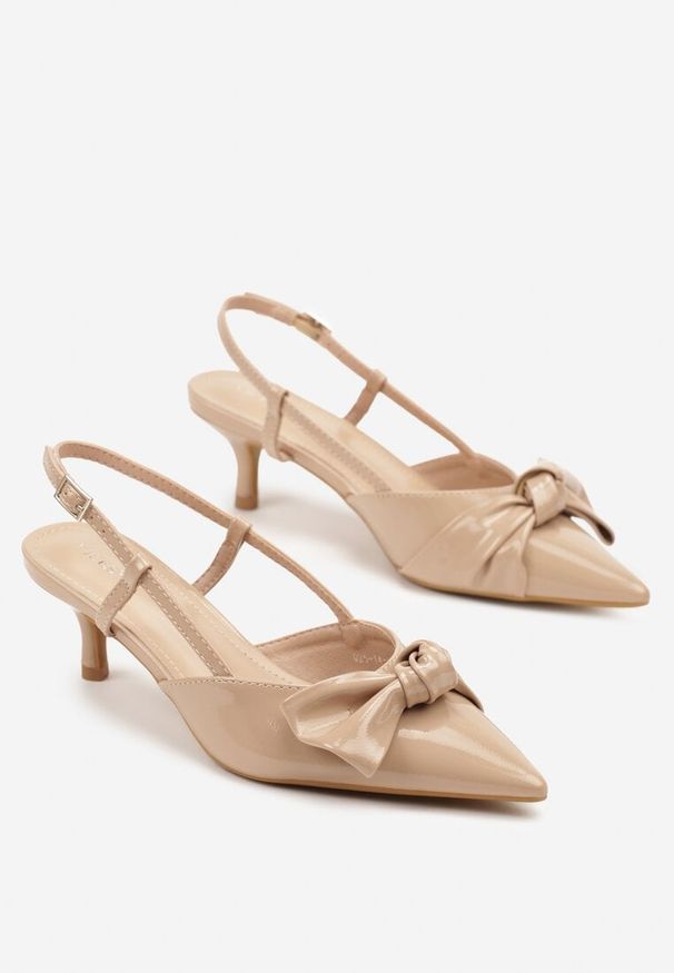 Renee - Ciemnobeżowe Sandały Lakierowane Vices na Kaczuszce Typu Slingback z Kokardą Kovenna. Okazja: na co dzień. Zapięcie: sprzączka. Kolor: beżowy. Materiał: lakier. Obcas: na szpilce. Styl: klasyczny, elegancki, casual. Wysokość obcasa: średni