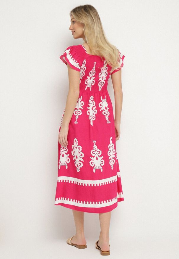 Born2be - Różowa Wiskozowa Sukienka w Ornamentalne Wzory o Rozkloszowanym Kroju Divessa. Kolor: różowy. Materiał: wiskoza. Długość rękawa: krótki rękaw. Typ sukienki: proste