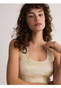 Reserved - Połyskujący top na ramiączkach - kremowy. Kolor: kremowy. Materiał: bawełna, dzianina. Długość rękawa: na ramiączkach #1
