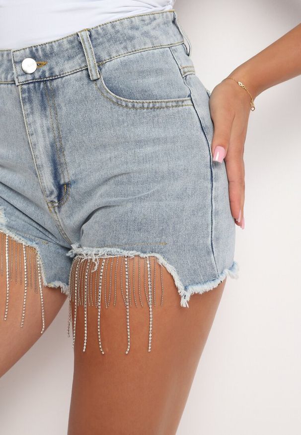 Born2be - Jasnoniebieskie Bawełniane Szorty Jeansowe z Wysokim Stanem i Cyrkoniami Noemelba. Okazja: na co dzień. Stan: podwyższony. Kolor: niebieski. Materiał: jeans, bawełna. Wzór: aplikacja. Styl: klasyczny, casual