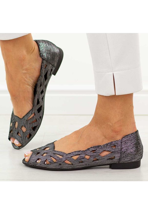 Czarne ażurowe baleriny damskie z odkrytymi palcami M.Daszyński Sa136-8. Okazja: na spacer, na co dzień. Nosek buta: otwarty. Kolor: czarny. Materiał: skóra. Szerokość cholewki: normalna. Wzór: ażurowy. Sezon: wiosna, lato. Styl: casual, elegancki