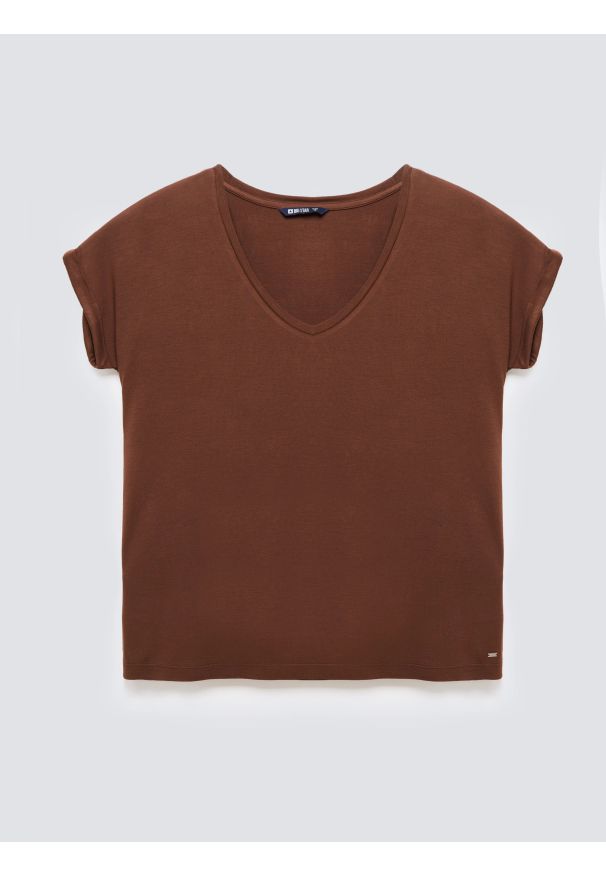Big-Star - Koszulka damska o luźnym kroju brązowa Valeria 804. Typ kołnierza: dekolt w serek. Kolor: brązowy. Materiał: skóra, jeans, dzianina, wiskoza. Długość rękawa: krótki rękaw. Długość: krótkie. Styl: klasyczny