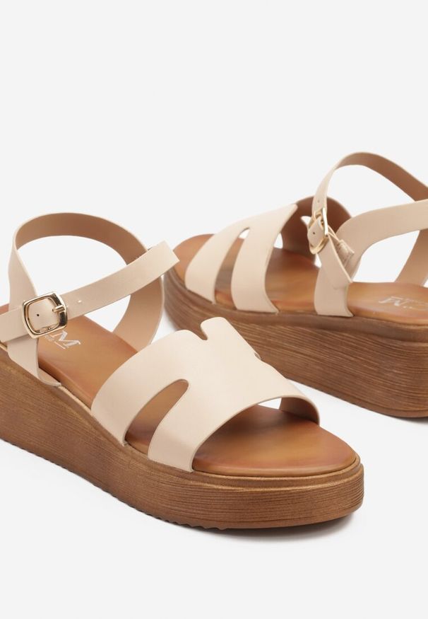 Born2be - Beżowe Sandały na Koturnie z Geometryczną Cholewką Tasavira. Okazja: na co dzień. Nosek buta: otwarty. Zapięcie: sprzączka. Kolor: beżowy. Wzór: geometria. Sezon: lato. Obcas: na koturnie. Styl: casual, elegancki