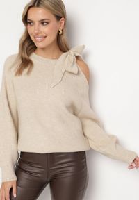 Born2be - Beżowy Sweter Ozdobiony Kokardą i Wycięciem Noredi. Okazja: na co dzień. Typ kołnierza: kokarda. Kolor: beżowy. Materiał: jeans. Długość: długie. Wzór: aplikacja. Sezon: zima, jesień. Styl: klasyczny, elegancki, casual #6
