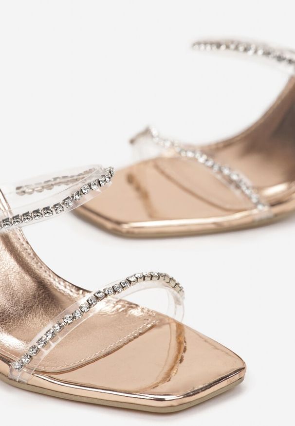 Born2be - Szampańskie Sandały Roxane. Nosek buta: otwarty. Zapięcie: pasek. Kolor: złoty. Wzór: paski. Styl: glamour, elegancki