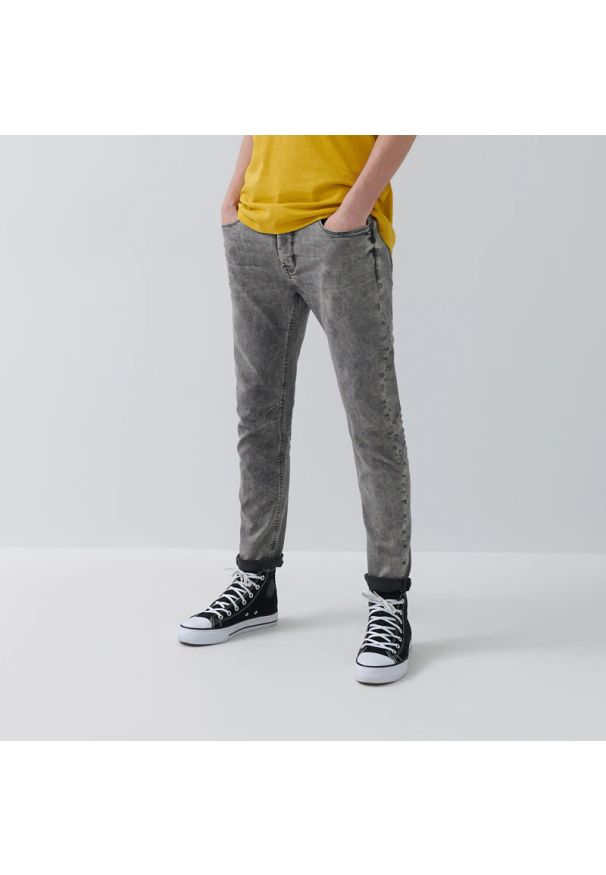 House - Jeansy skinny fit z przetarciami - Jasny szary. Kolor: szary