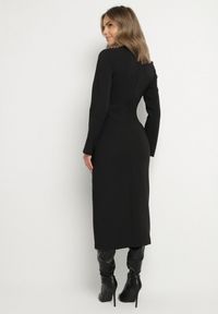 Born2be - Czarna Elegancka Sukienka z Ozdobnymi Guzikami i Paskiem z Klamrą Esmilea. Okazja: na spotkanie biznesowe, do pracy, na co dzień. Kolor: czarny. Długość rękawa: długi rękaw. Typ sukienki: proste. Styl: elegancki