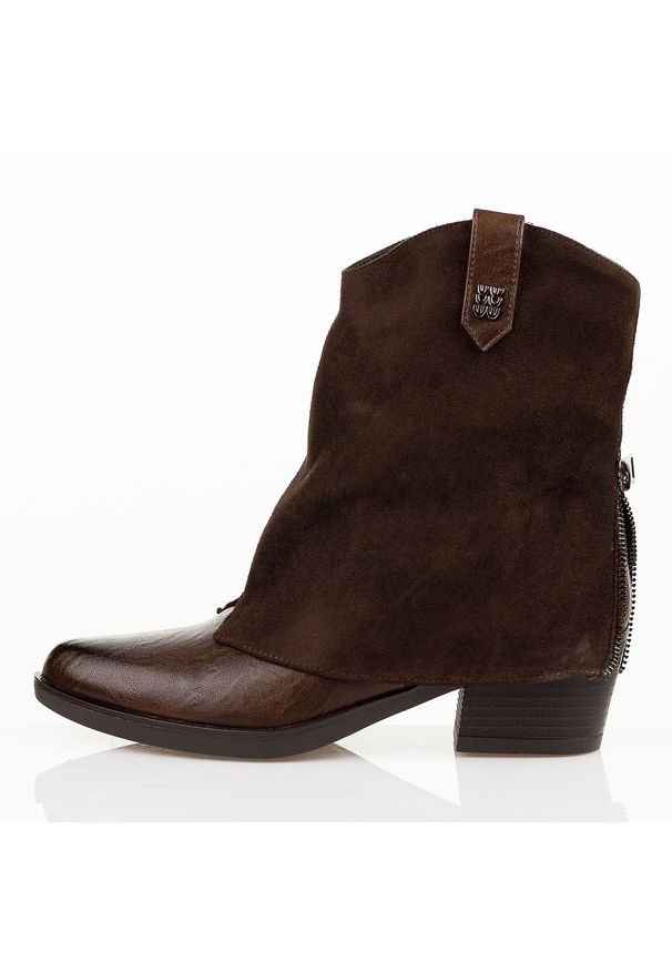 Brązowe zamszowe kowbojki, botki damskie Jezzi 2382-10. Okazja: na co dzień. Kolor: brązowy. Materiał: zamsz, skóra. Szerokość cholewki: normalna. Sezon: zima, jesień. Obcas: na obcasie. Styl: wizytowy, casual, klasyczny, elegancki. Wysokość obcasa: średni