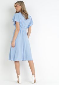 Born2be - Niebieska Sukienka z Kopertowym Dekoltem i Paskiem Sizue. Kolor: niebieski. Typ sukienki: kopertowe #3