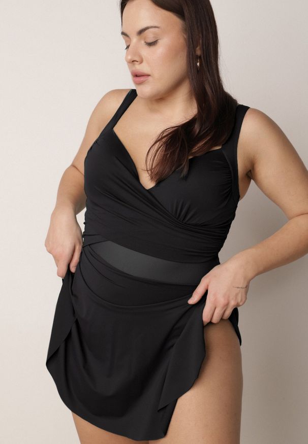 Born2be - Czarny Strój Kąpielowy Jednoczęściowy o Kroju Sukienki z Siateczkową Wstawką Earena. Kolekcja: plus size. Kolor: czarny