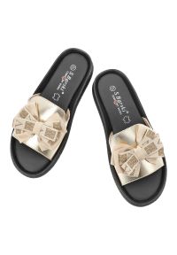 Klapki damskie S.Barski, cholewka ze skóry naturalnej licowej wsuwany fason szeroki pasek z przodu ozdobna kokarda, złote, KV61-6061. Kolor: złoty. Materiał: skóra #4