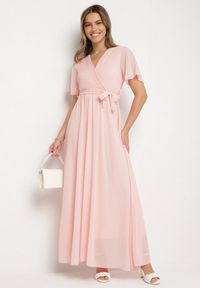 Born2be - Jasnoróżowa Kopertowa Sukienka z Gumką w Pasie i Plisowaną Górą Davitri. Kolor: różowy. Materiał: materiał. Długość rękawa: krótki rękaw. Typ sukienki: kopertowe. Długość: maxi #4