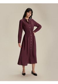 Sinsay - Wiskozowa koszulowa sukienka midi z ozdobnym marszczeniem - bordowy. Kolor: czerwony. Materiał: wiskoza. Typ sukienki: koszulowe. Długość: midi #1
