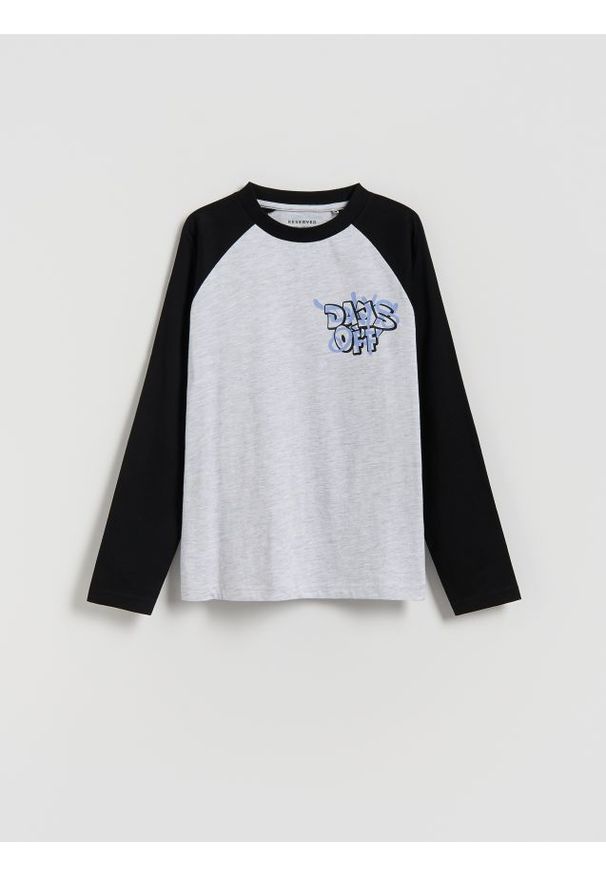 Reserved - Bawełniany longsleeve z nadrukiem - jasnoszary. Kolor: szary. Materiał: bawełna. Długość rękawa: długi rękaw. Wzór: nadruk