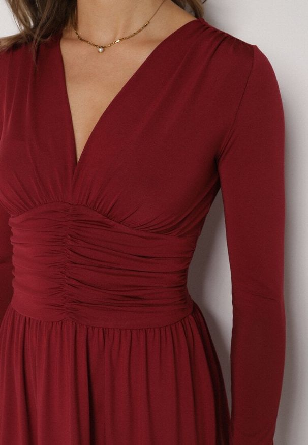 Born2be - Bordowa Marszczona Sukienka Taliowana z Wiskozą z Dekoltem V i Długim Rękawem Emirie. Okazja: na co dzień, na spotkanie biznesowe. Typ kołnierza: dekolt w kształcie V. Kolor: czerwony. Materiał: wiskoza. Długość rękawa: długi rękaw. Styl: casual, biznesowy