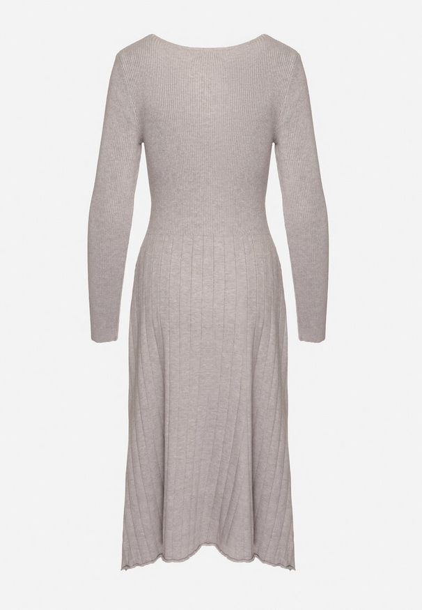 Born2be - Szara Sweterkowa Sukienka z Wiskozą Ozdobiona Guzikami i Imitacją Kieszeni Izamines. Okazja: na co dzień. Kolor: szary. Materiał: wiskoza. Wzór: aplikacja. Typ sukienki: proste, dopasowane. Styl: elegancki, casual, klasyczny