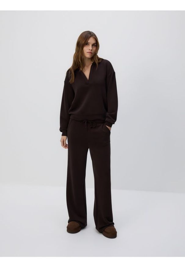 Reserved - Spodnie z szeroką nogawką - ciemnobrązowy. Kolor: brązowy. Materiał: dzianina
