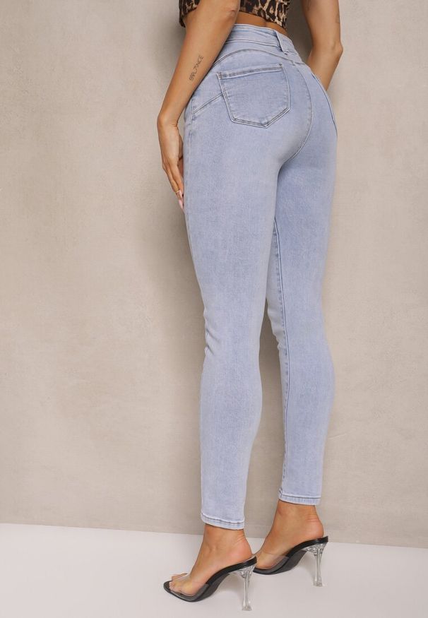 Renee - Jasnoniebieskie Jeansy z Bawełną Skinny Push Up Yastebia. Okazja: na co dzień. Stan: podwyższony. Kolor: niebieski. Wzór: aplikacja. Styl: elegancki, casual