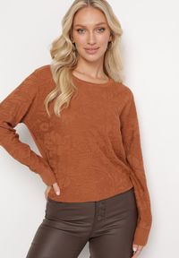 Born2be - Brązowy Sweter z Tłoczonym Wzorem w Ornamentalnym Stylu Mariot. Okazja: na co dzień. Kolor: brązowy. Styl: casual #1