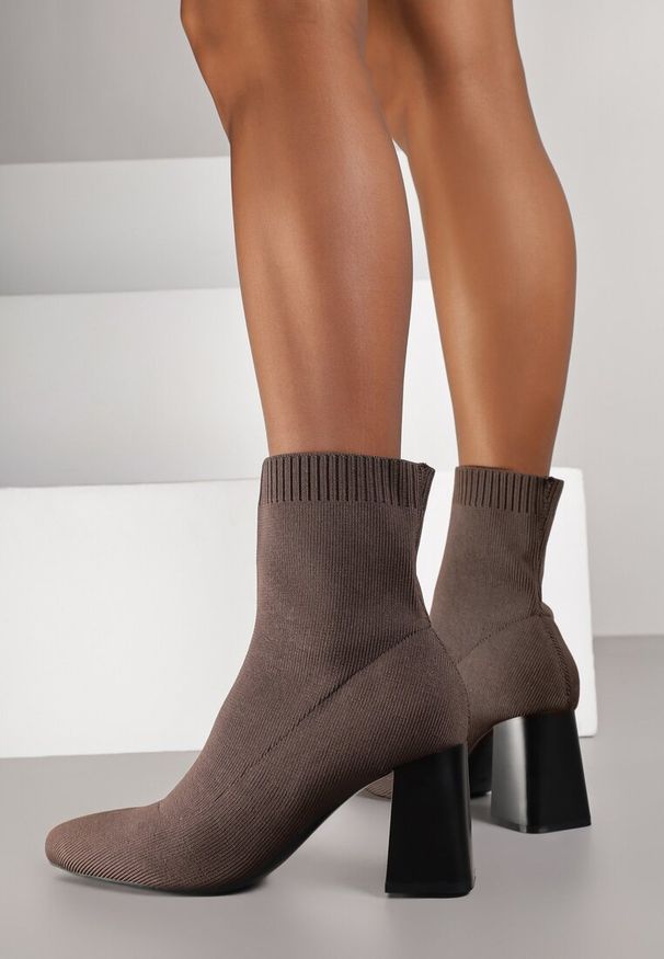 Born2be - Brązowe Botki Vices na Geometrycznym Obcasie z Elastyczną Cholewką Adinelle. Okazja: na co dzień. Kolor: brązowy. Szerokość cholewki: normalna. Wzór: geometria. Obcas: na obcasie. Styl: casual. Wysokość obcasa: średni