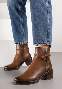 Born2be - Brązowe Botki na Słupku z Aplikacją przy Cholewce Tulonisse. Okazja: na co dzień, na spacer. Kolor: brązowy. Materiał: wełna, jeans, dzianina. Szerokość cholewki: normalna. Wzór: aplikacja. Obcas: na słupku. Styl: klasyczny, casual, elegancki. Wysokość obcasa: średni