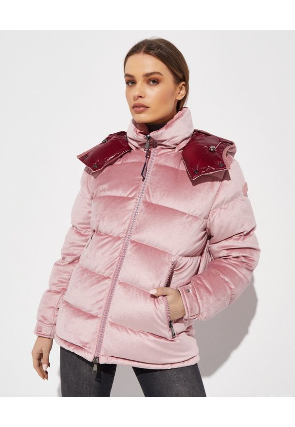 MONCLER - Aksamitna kurtka Holostee. Kolor: różowy, wielokolorowy, fioletowy. Materiał: puch, wiskoza