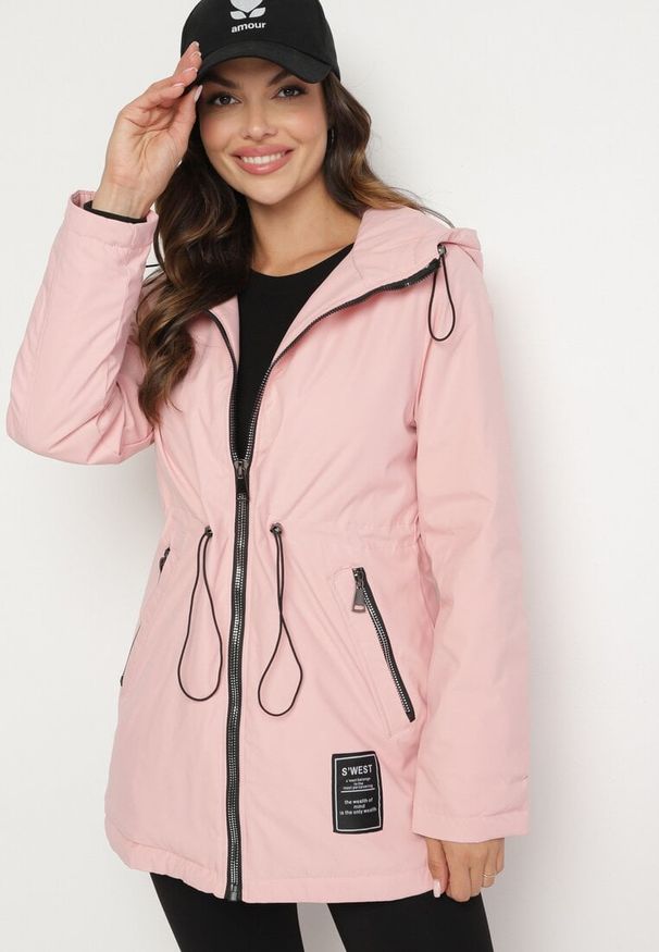 Born2be - Różowa Kurtka Parka z Kapturem i Ściągaczami w Pasie Arilira. Typ kołnierza: kaptur. Kolor: różowy. Styl: klasyczny
